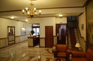 hol ze schodami i żyrandolem w obiekcie Hotel Marina Victoria w mieście Algeciras