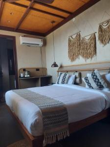 Himalayan Hobbit House客房内的一张或多张床位