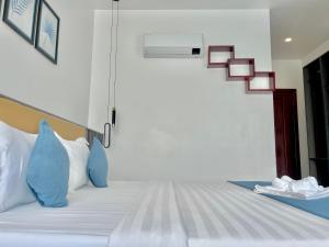 Postel nebo postele na pokoji v ubytování Kep Sea View Hotel & Sky Bar
