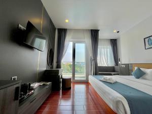 TV a/nebo společenská místnost v ubytování Kep Sea View Hotel & Sky Bar