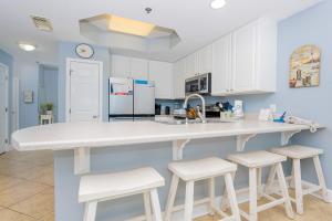 Η κουζίνα ή μικρή κουζίνα στο Lighthouse 403 condo