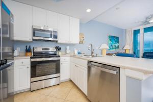 Η κουζίνα ή μικρή κουζίνα στο Lighthouse 403 condo