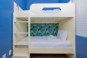 Ένα ή περισσότερα κρεβάτια σε δωμάτιο στο Lighthouse 403 condo +28 φωτογραφίες