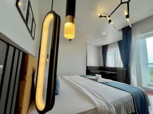 Postel nebo postele na pokoji v ubytování Kep Sea View Hotel & Sky Bar