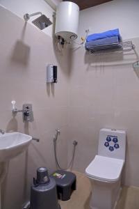 un baño con inodoro y lavabo en Yendluri's- QueenBed Room-26 Kondapur, Gachibowli, en Lingampalli