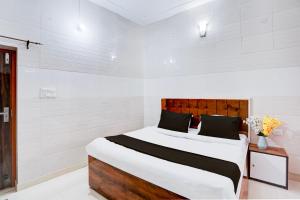 Postel nebo postele na pokoji v ubytování Super Hotel O Rahul Vihar Ghaziabad