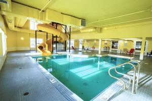 Piscina en o cerca de Ramada by Wyndham Cranbrook