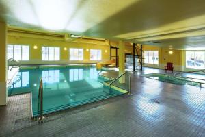 Piscina en o cerca de Ramada by Wyndham Cranbrook