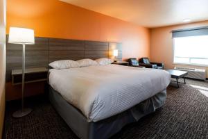 Cama o camas de una habitación en Ramada by Wyndham Cranbrook