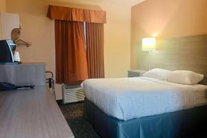 Cama o camas de una habitación en Ramada by Wyndham Cranbrook