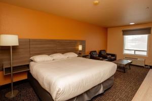 Cama o camas de una habitación en Ramada by Wyndham Cranbrook