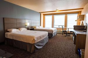 Cama o camas de una habitación en Ramada by Wyndham Cranbrook