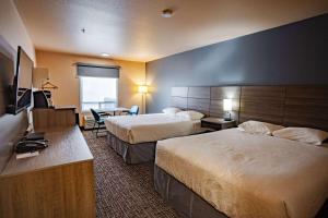 Cama o camas de una habitación en Ramada by Wyndham Cranbrook