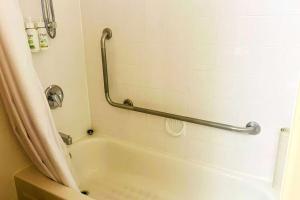 Un baño de Ramada by Wyndham Cranbrook