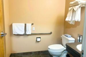 Un baño de Ramada by Wyndham Cranbrook