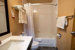 Un baño de Ramada by Wyndham Cranbrook