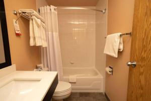 Un baño de Ramada by Wyndham Cranbrook