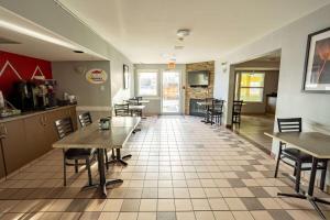 Una cocina o zona de cocina en Ramada by Wyndham Cranbrook
