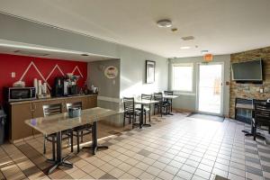 Una cocina o zona de cocina en Ramada by Wyndham Cranbrook