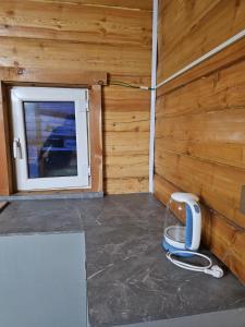 KhyaktilにあるNelly's Guest House and Community-led toursの木製の壁のドア付きの小さな部屋 +5枚の写真