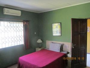 Tempat tidur dalam kamar di Jamaica Inn Guest House
