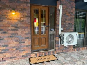 Η πρόσοψη ή η είσοδος του Comfy Logan - Shared bathrooms - Individual Room with a Queenbed- WiFi AC Netflix