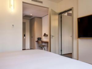 DoubleTree by Hilton Sittard的电视和/或娱乐中心