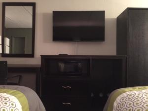 En tv och/eller ett underhållningssystem på Lotus Inn and Suites Nashville