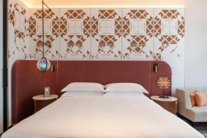 Andaz Doha, by Hyattにあるベッド