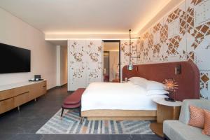 Andaz Doha, by Hyattにあるベッド
