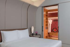 Andaz Doha, by Hyattにあるベッド