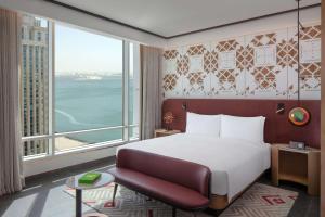 Andaz Doha, by Hyattにあるベッド