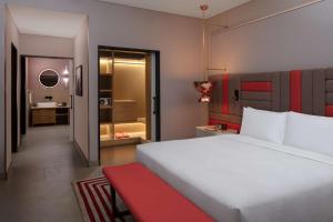 Andaz Doha, by Hyattにあるベッド