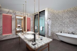 Andaz Doha, by Hyattにあるバスルーム