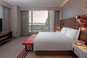 Andaz Doha, by Hyattにあるベッド