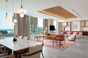 ドーハにあるAndaz Doha, by Hyattのリビングルーム(テーブル、椅子付)、