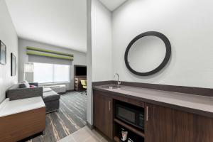 Kuchyň nebo kuchyňský kout v ubytování Hampton Inn & Suites Sherman