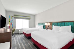 Postel nebo postele na pokoji v ubytování Hampton Inn & Suites Sherman