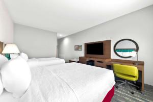 Postel nebo postele na pokoji v ubytování Hampton Inn & Suites Sherman