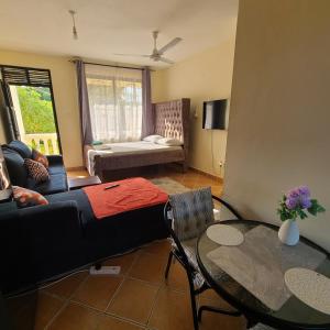 Postel nebo postele na pokoji v ubytování Breezy homes