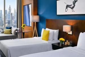 Postel nebo postele na pokoji v ubytování voco Dubai by IHG