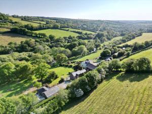 una vista aerea di una casa in un campo di Riverside farm cottage on private wildlife estate 3-bedrooms a Washaway
