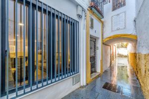 un callejón con ventanas y un arco en El Toril & Casco Histórico, en Córdoba