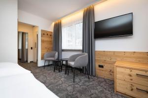 Televiisor ja/või meelelahutuskeskus majutusasutuses Hotel Forellenhof