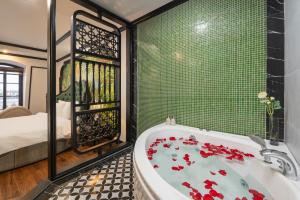 Ένα ή περισσότερα κρεβάτια σε δωμάτιο στο Royal Hotel Vinh Yen