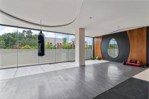 una stanza vuota con un sacco da boxe appeso al soffitto di Guest INN Home - Elements Suites a Tulum