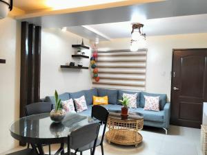 Χώρος καθιστικού στο Two-Bedroom AE One Oasis Condominium - Behind SM Ecoland