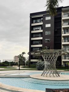 una fuente frente a un edificio alto en Your Minimalist Cozy Haven, en Iloilo City