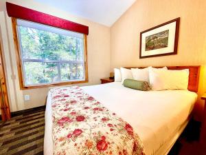 キャンモアにあるMountainView -PrivateChalet Sleep7- 5min to DT Vacation Homeのホテルルーム ベッド1台&窓付