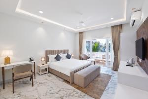 Letto o letti in una camera di White Wharf Beach Resort Morjim Goa